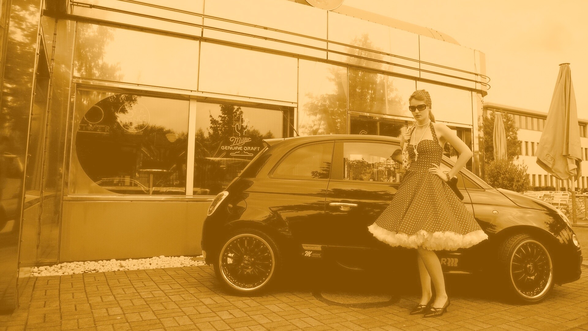 Fiat 500 и девушка обои