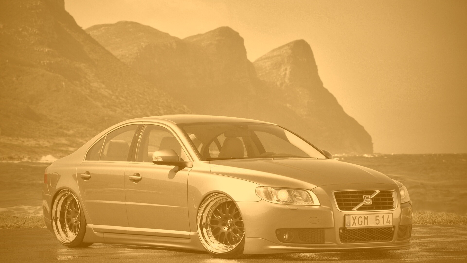 Вольво на берегу обои