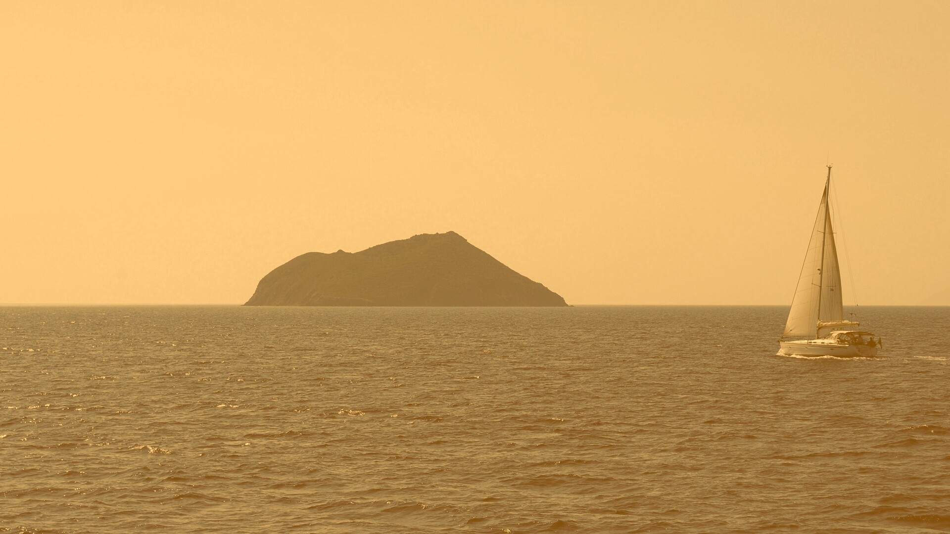 Яхта в море обои