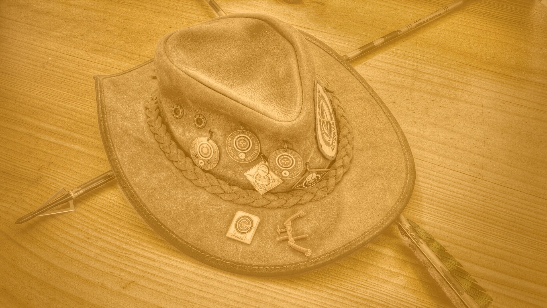 Шляпа и стрелы обои