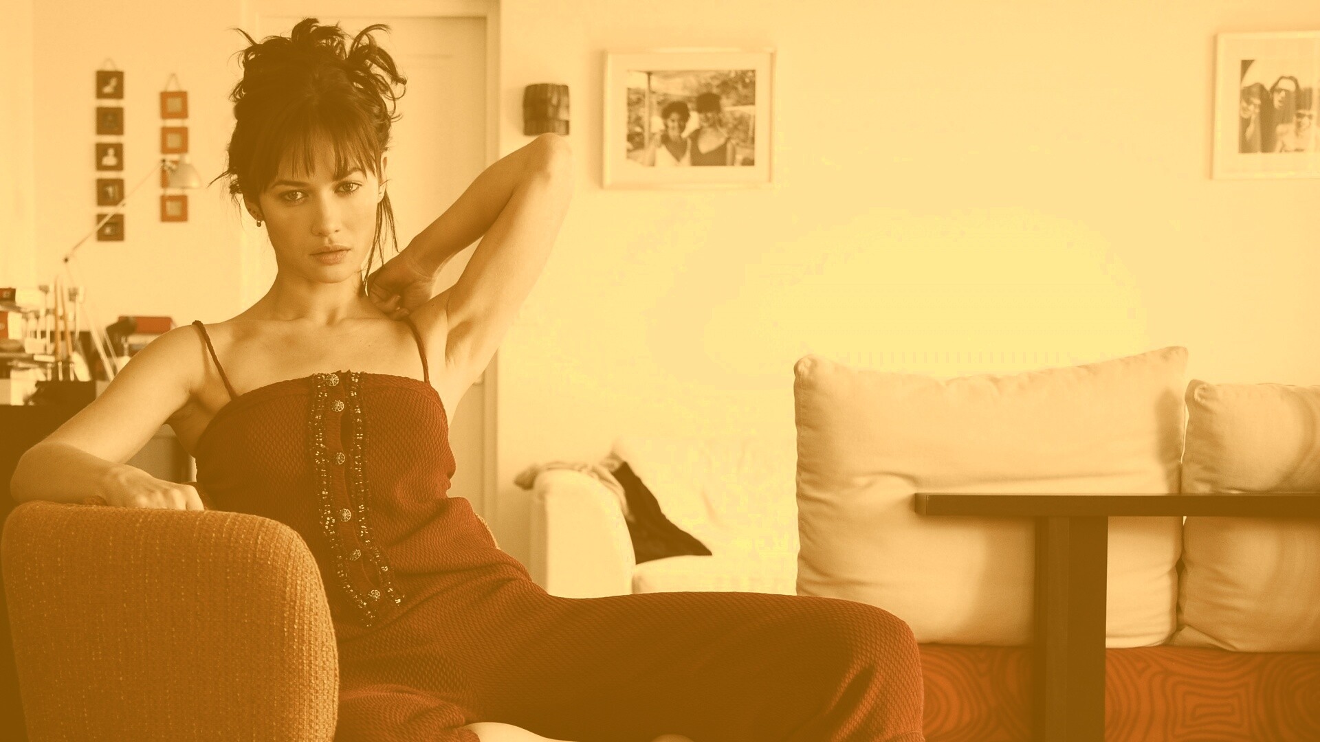 Ольга Куриленко на кресле обои