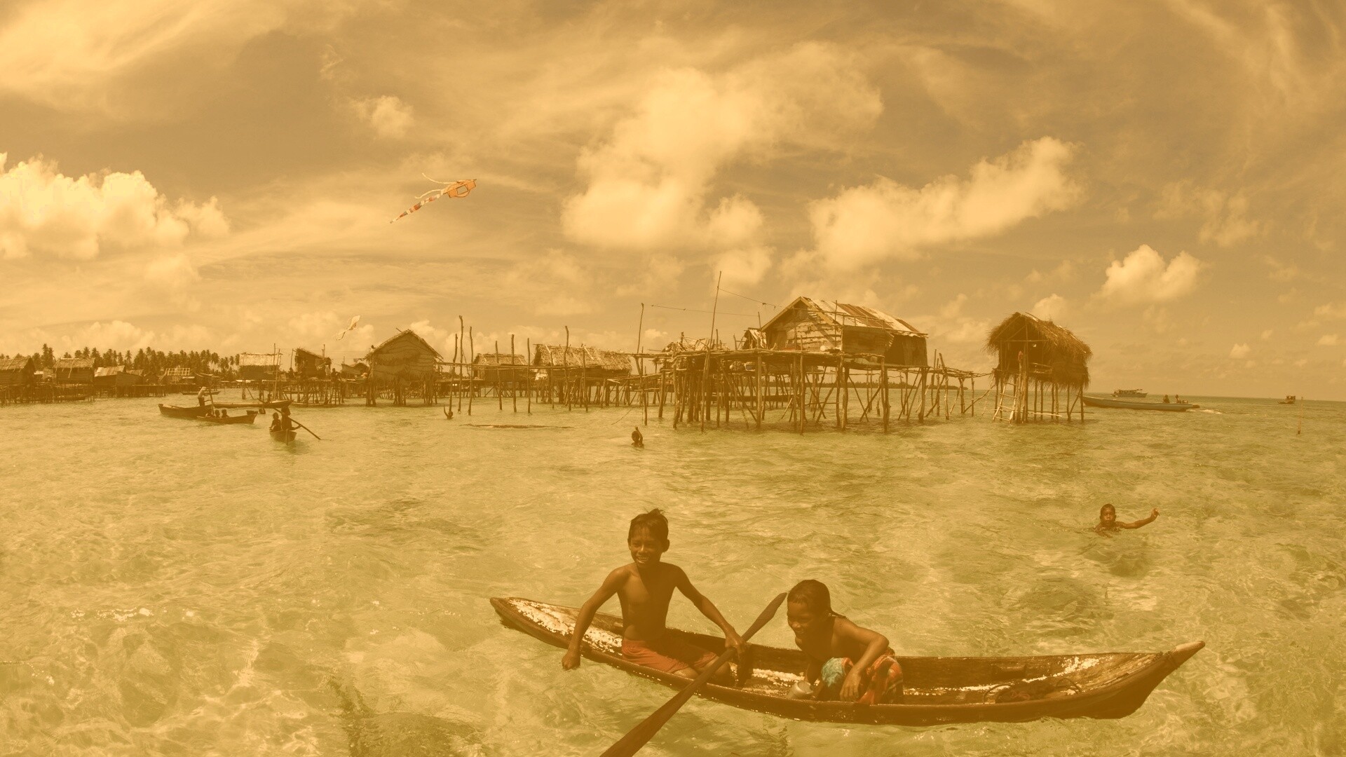 Дети в лодке у поселения туземцев обои