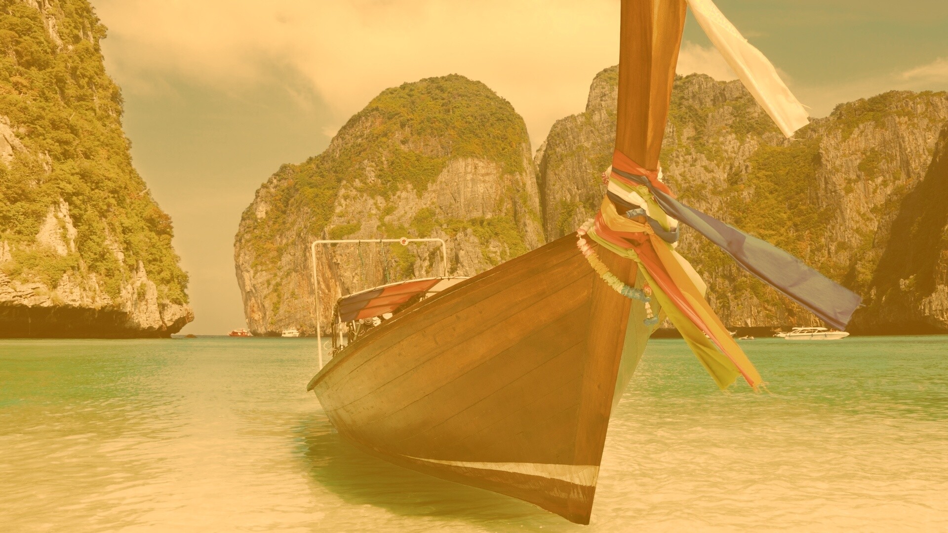 Лодка в райских водах обои