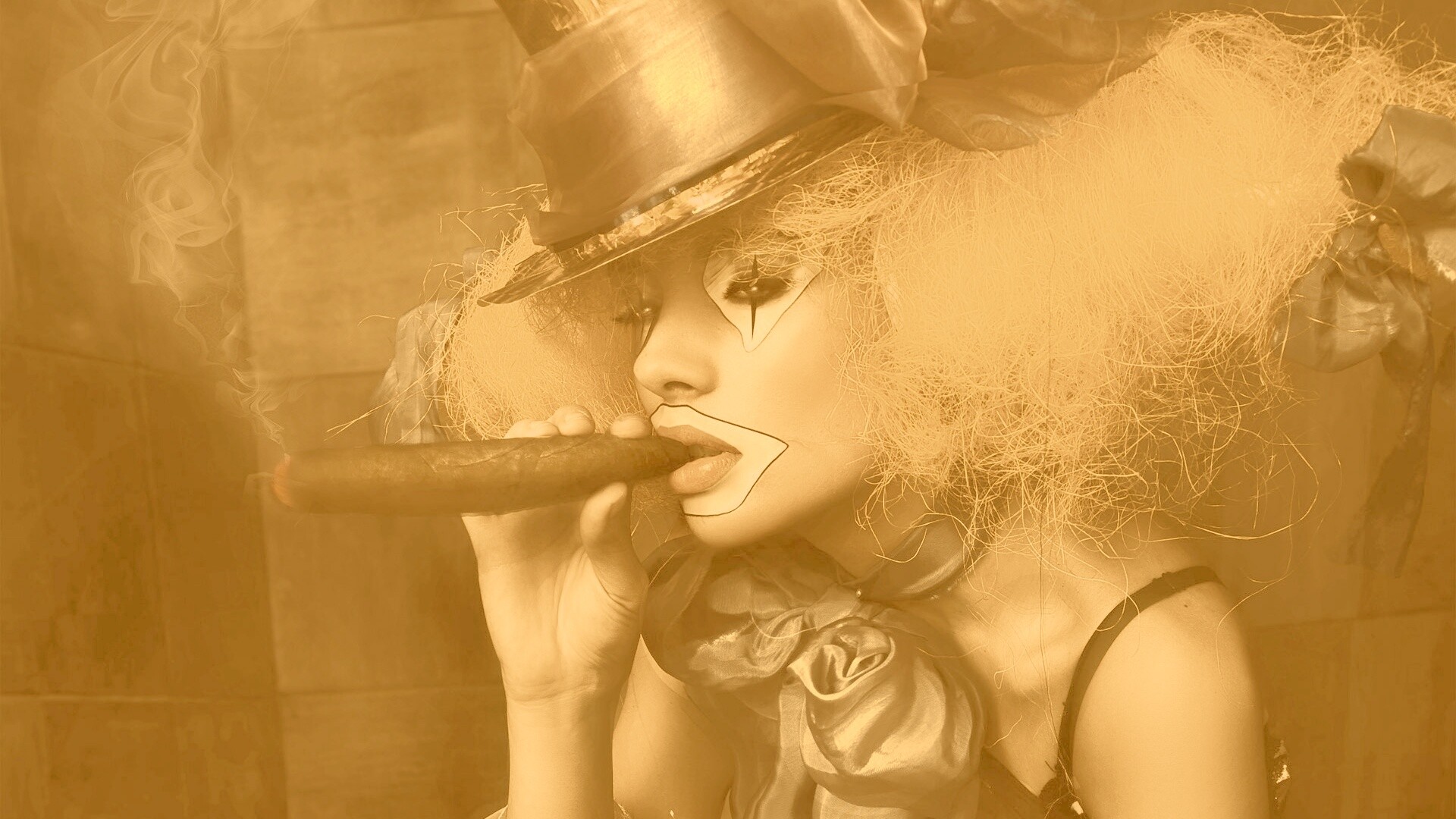 Девушка клоун курит сигару обои