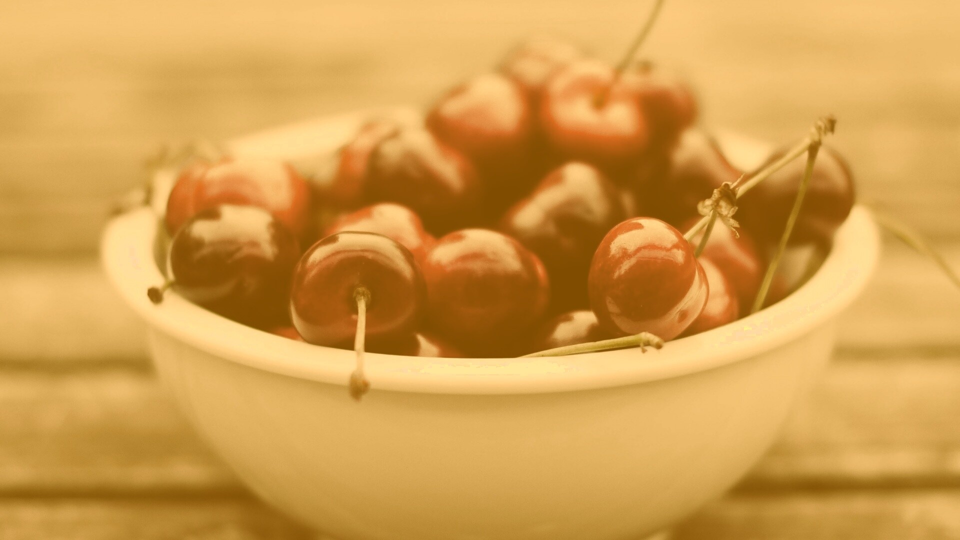 Миска спелой черешни обои