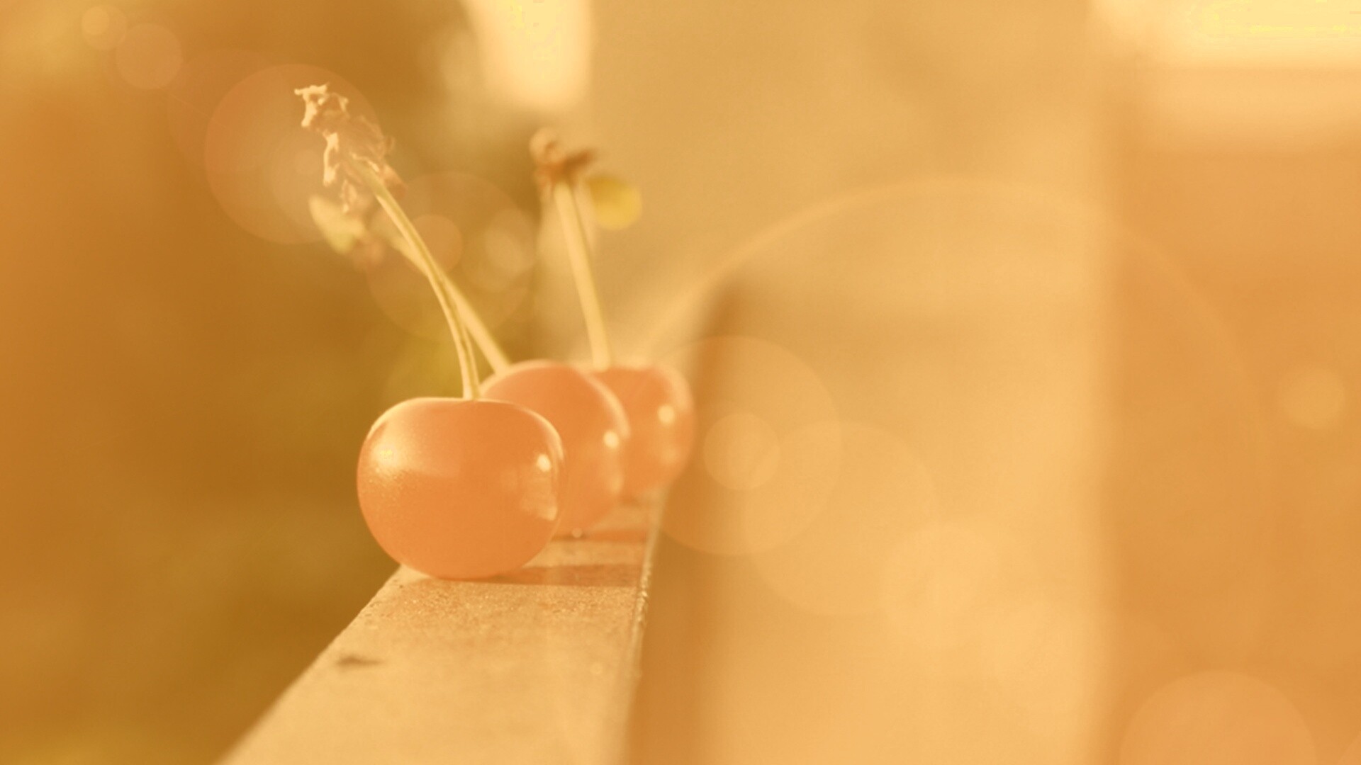 Вишенки на перилах обои