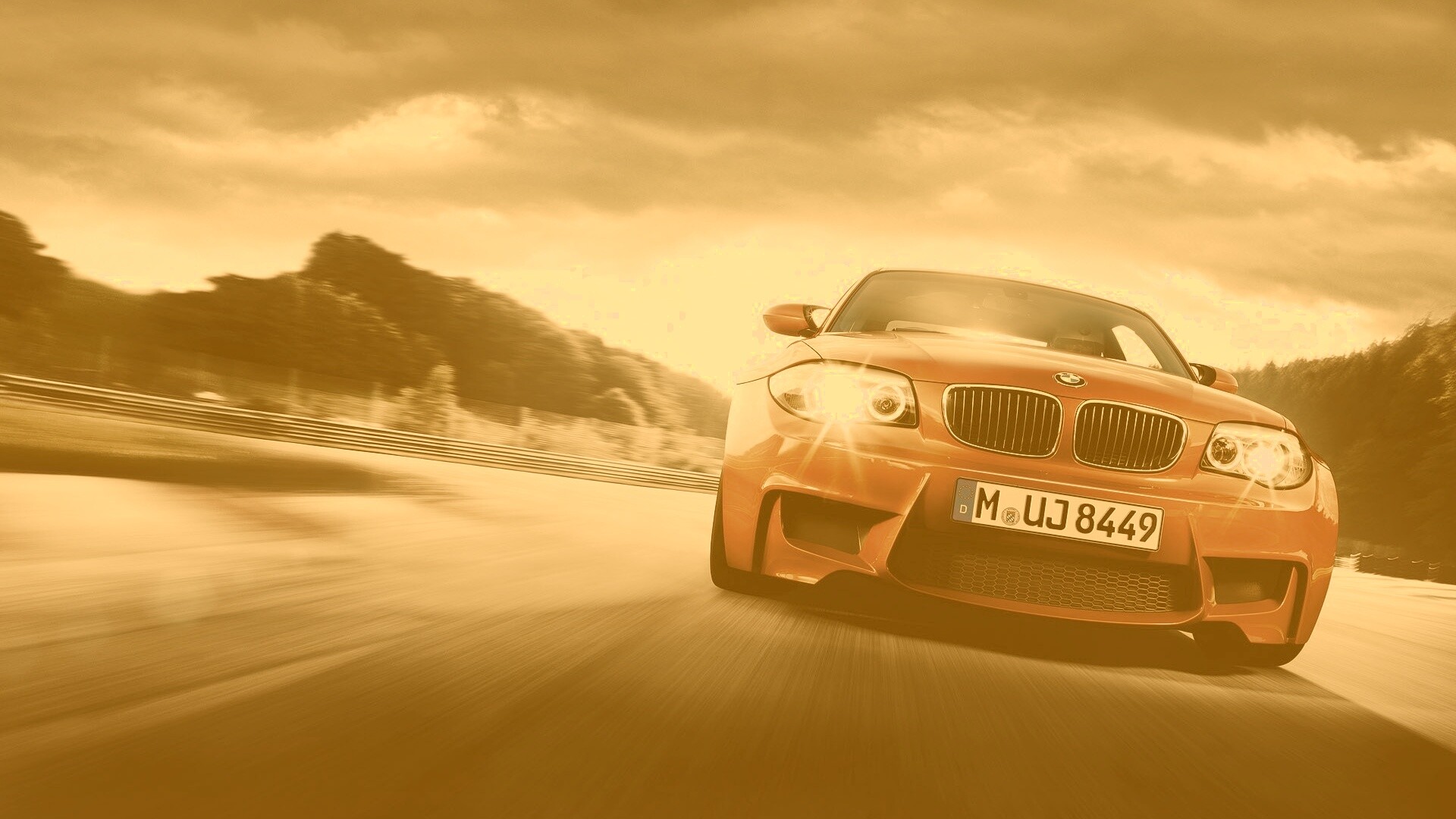 Оранжевый BMW M1 Coupe на треке обои