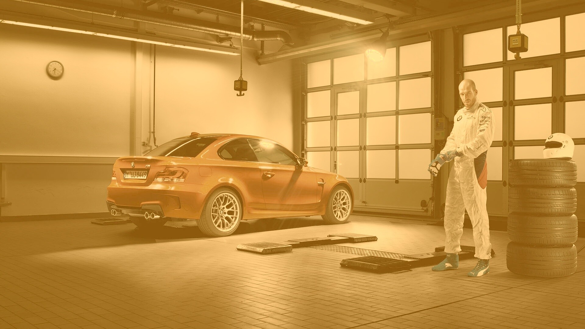 Гонщик и BMW M1 в гараже обои