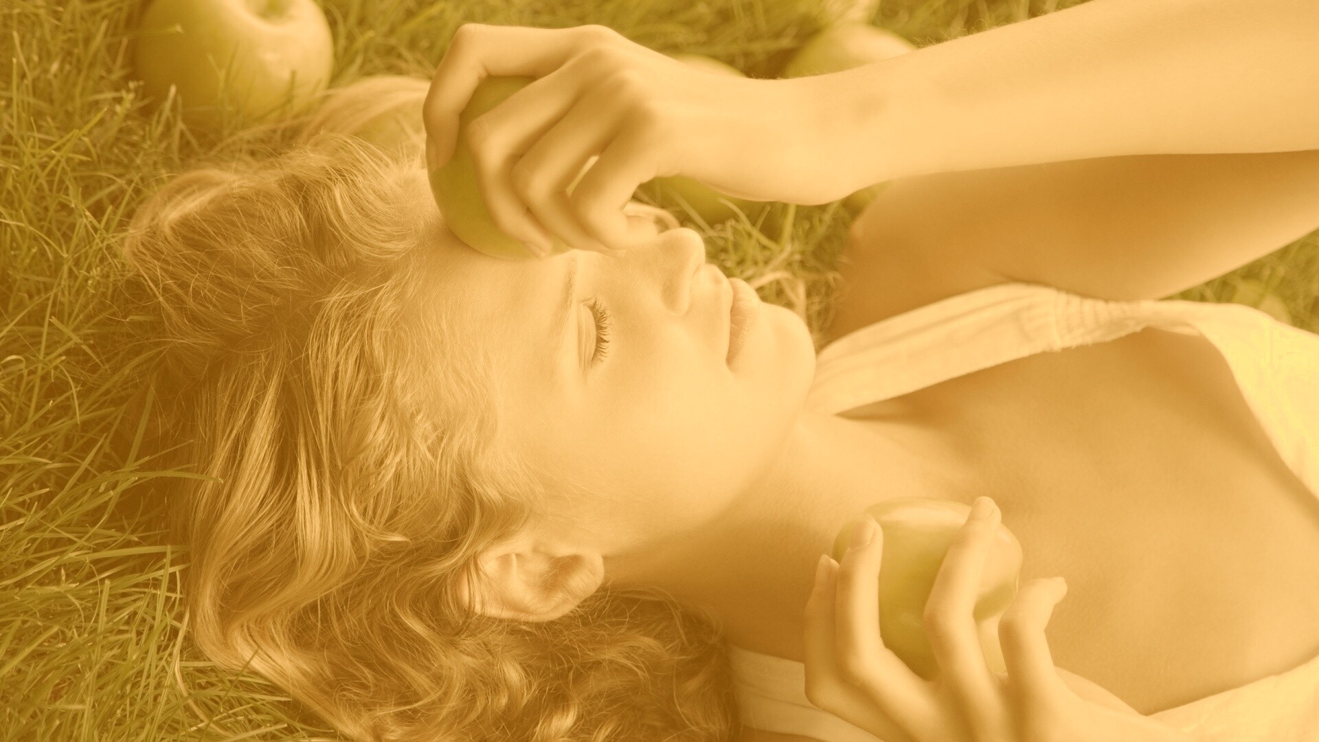 Девушка с яблоками обои