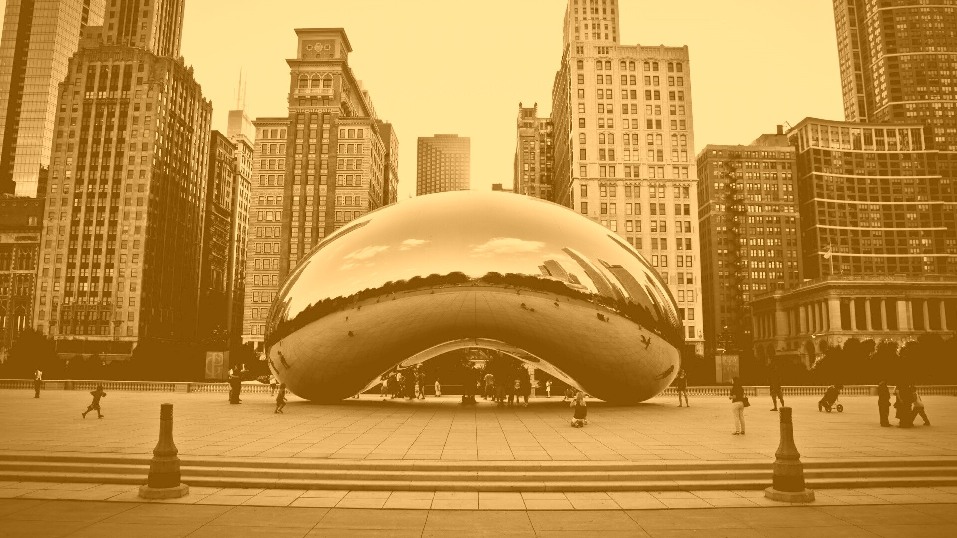 Отражение города в зеркальном монументе обои