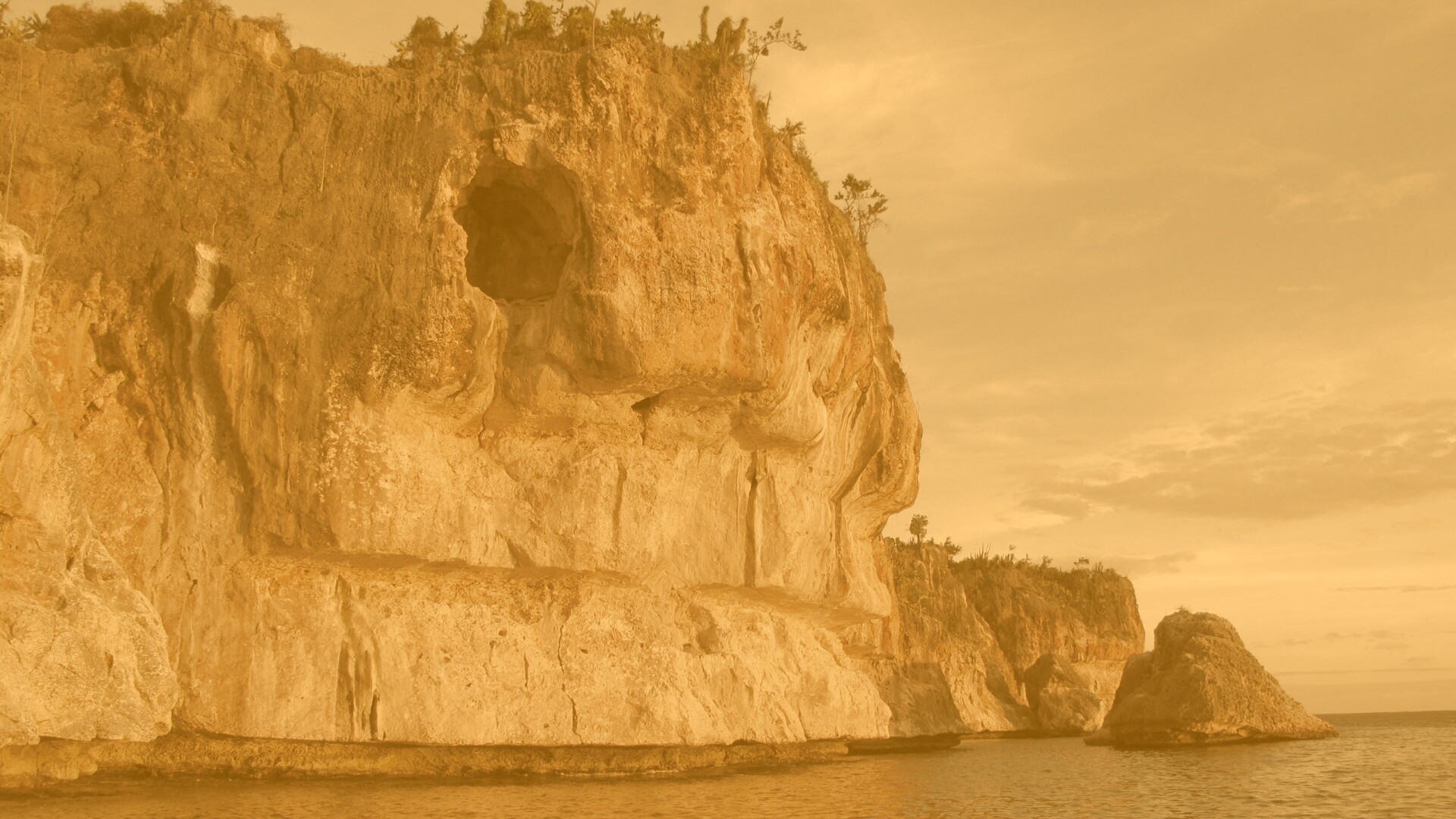 Пещера в скале над морем обои