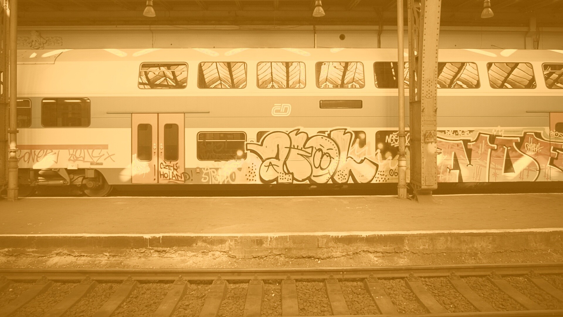 Изрисованный вагон метро обои