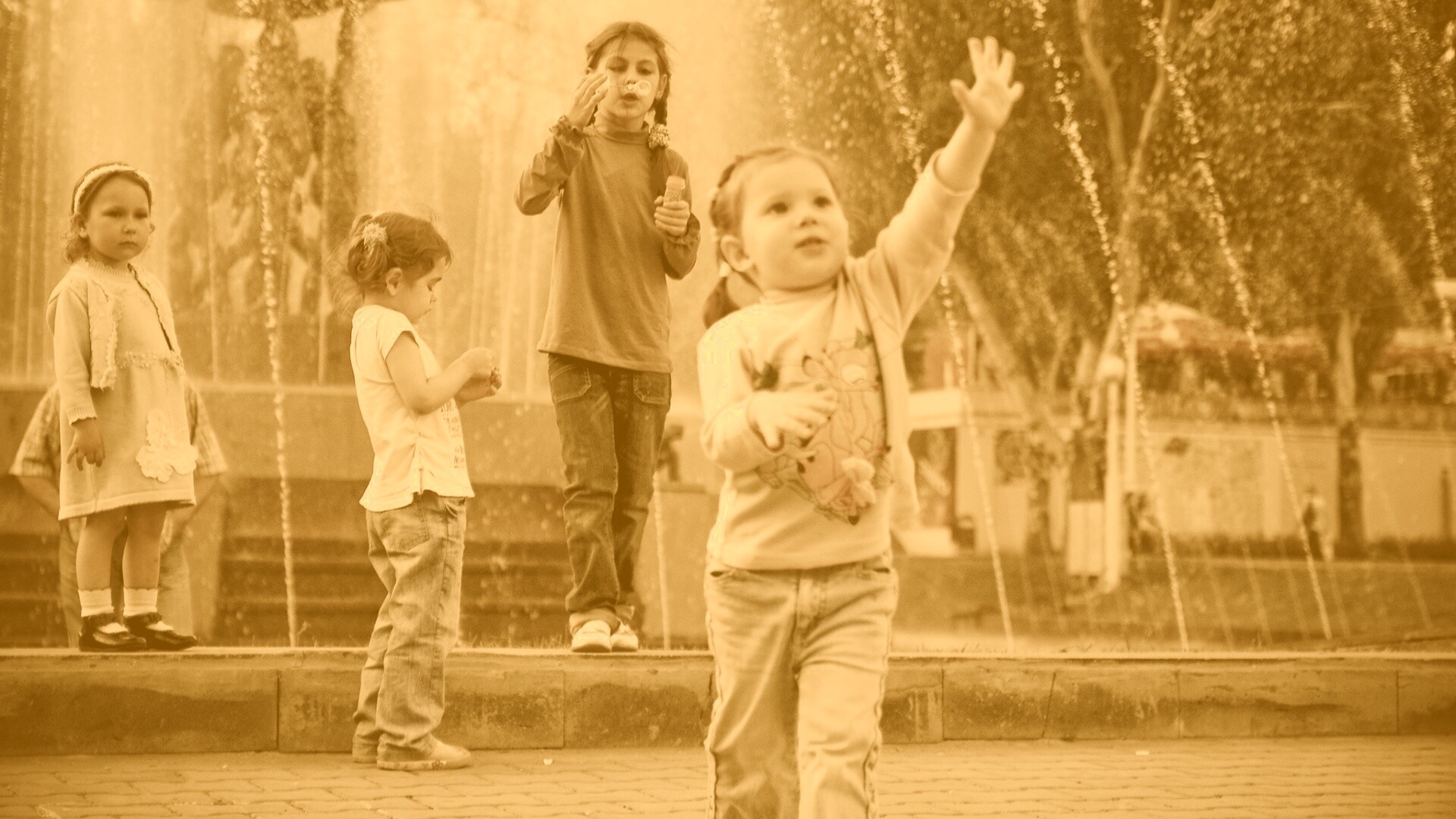 Дети у фонтана обои