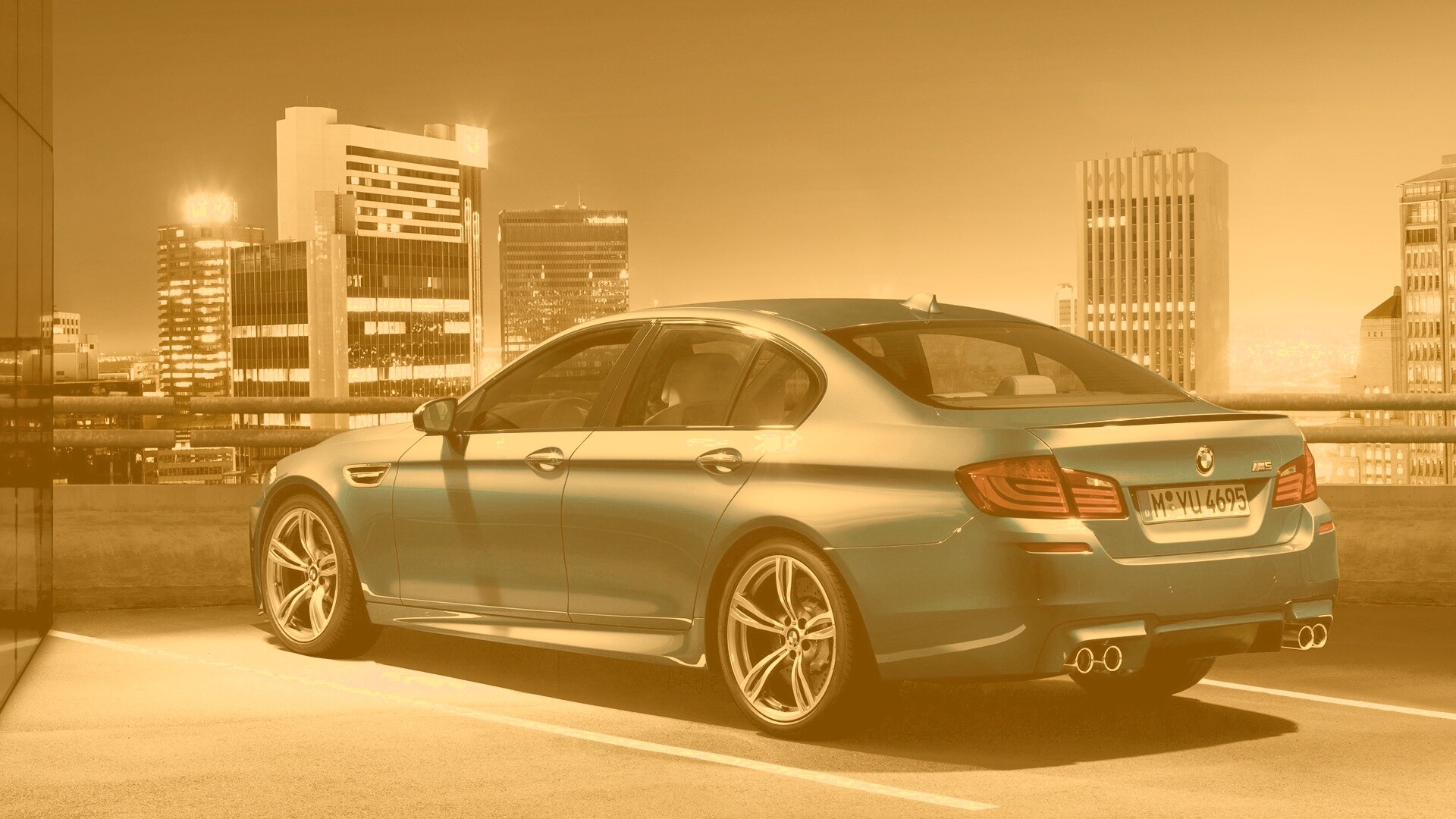 BMW F10 на городской парковке обои