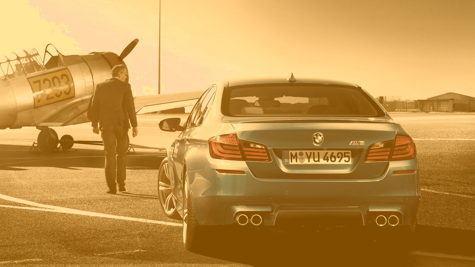 BMW F10 M5 на аэродроме обои