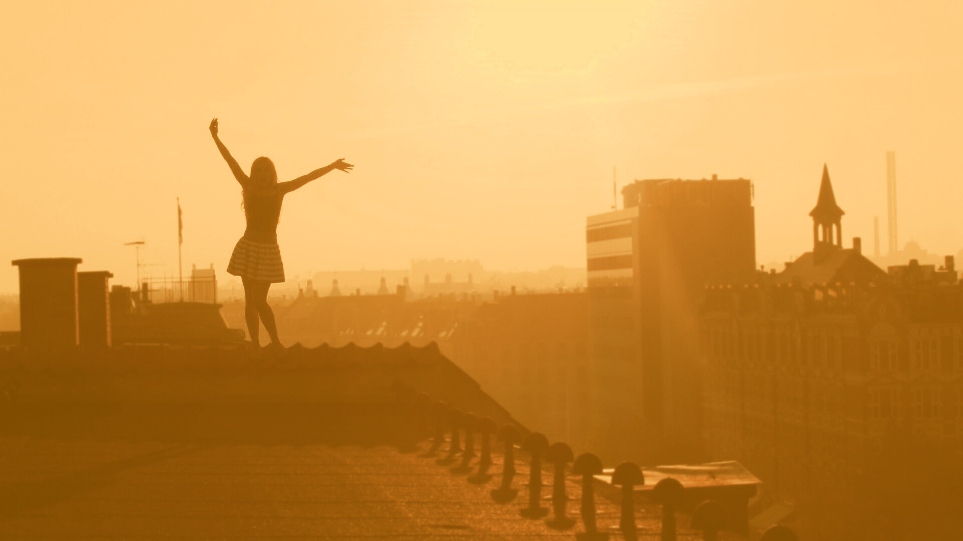 Девушка на крыше обои