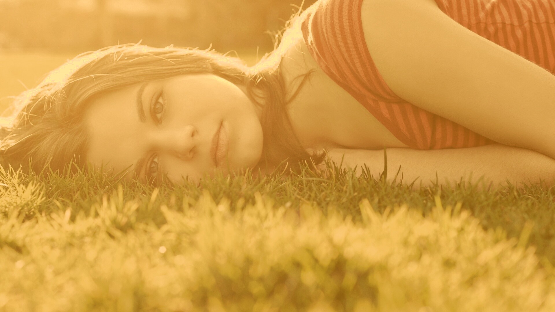 Девушка на траве обои