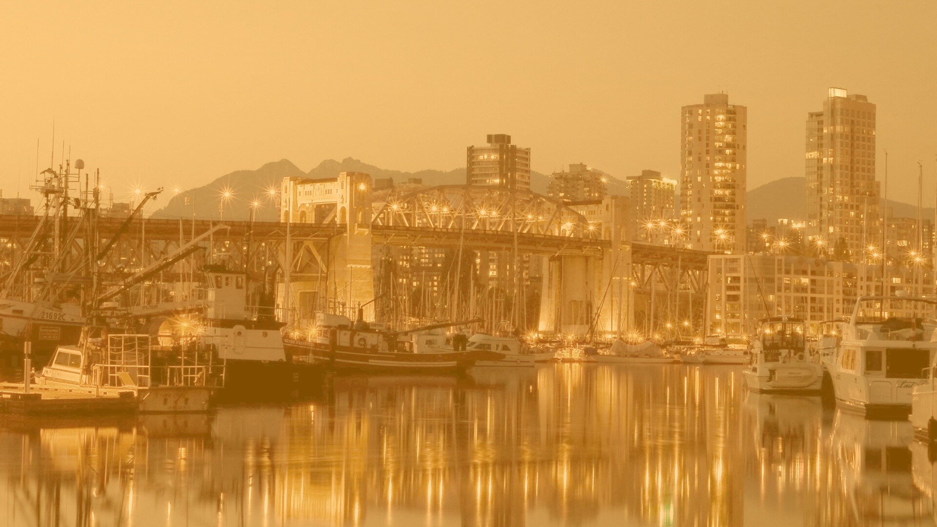 Мост и катера на закате обои