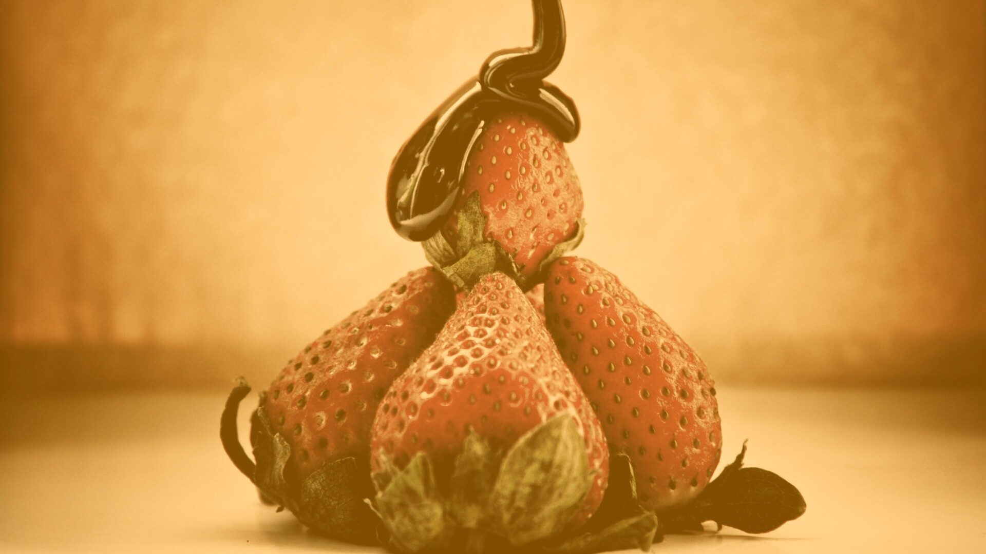 Аппетитная клубничка с шоколадом обои