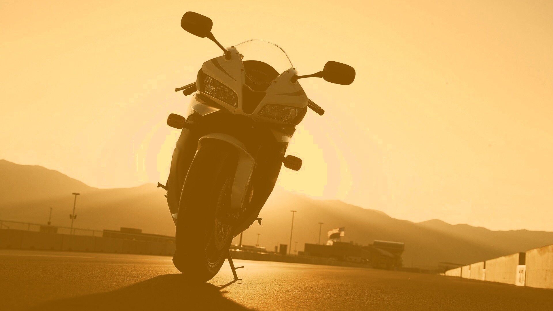 Мотоцикл на фоне заходящего солнца обои