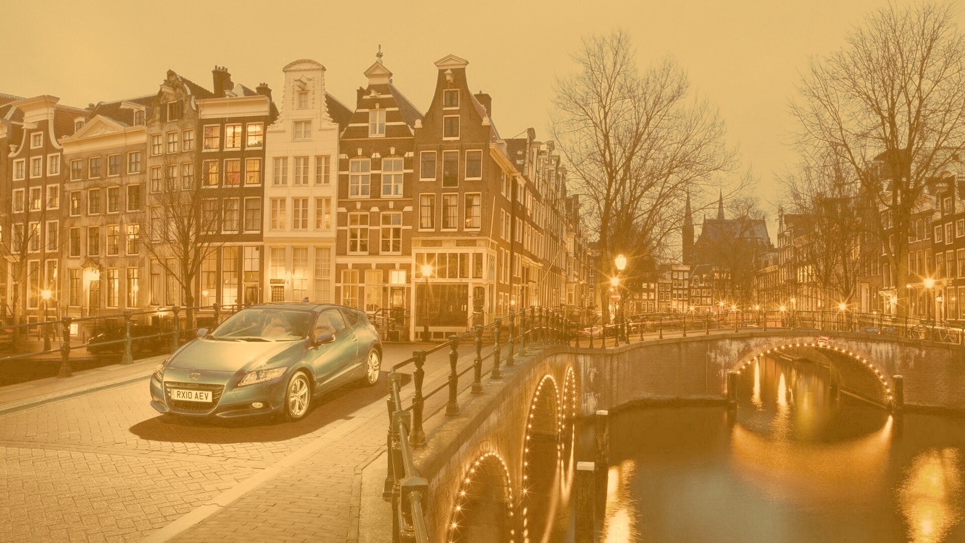 Автомобиль на мосту в свете фонаря обои