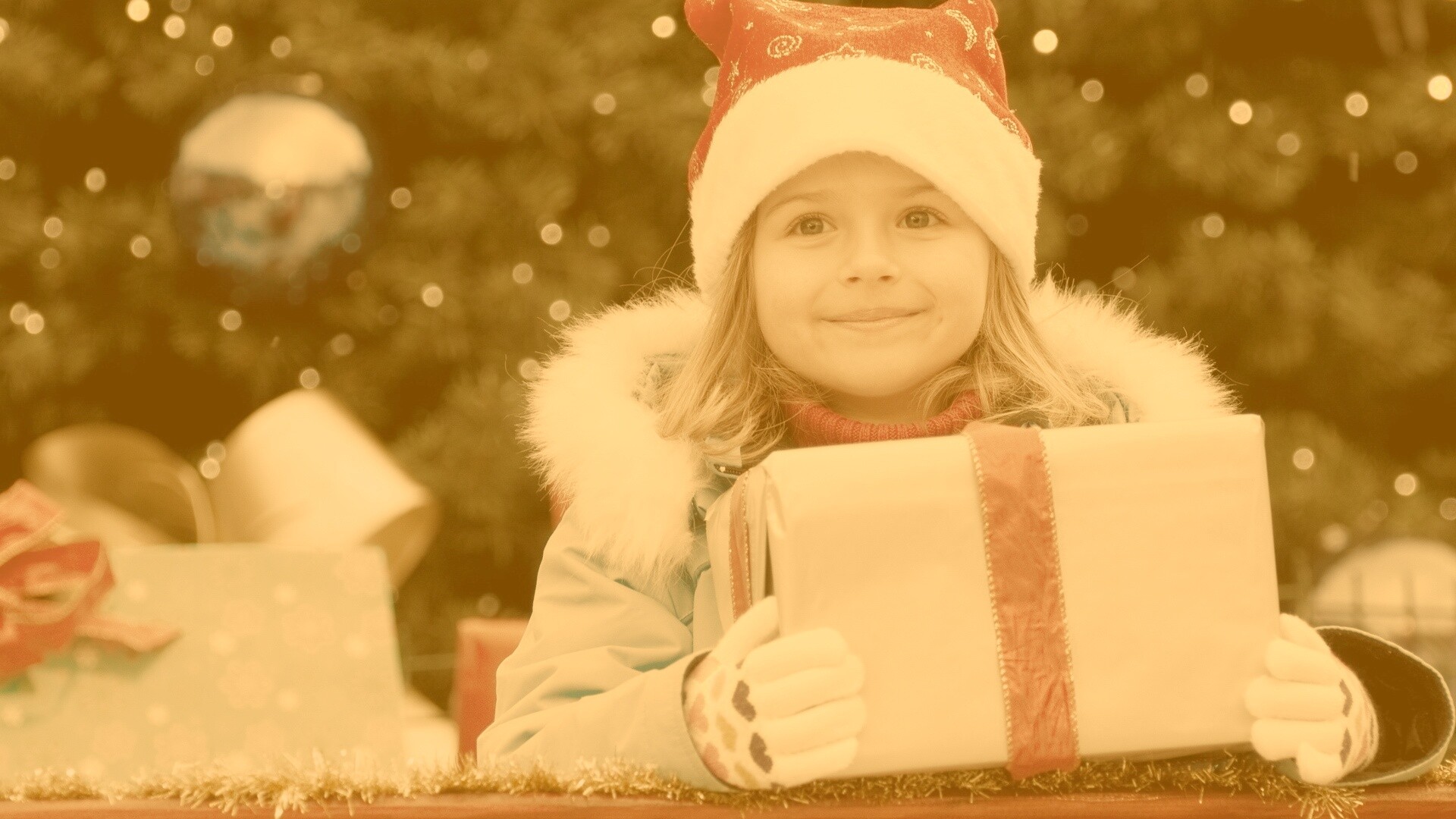 Ребенок с подарком обои