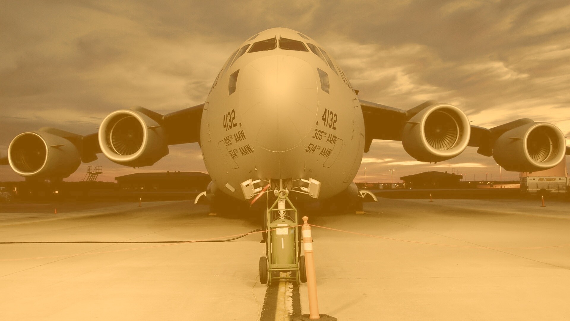 Самолет на взлетной полосе обои