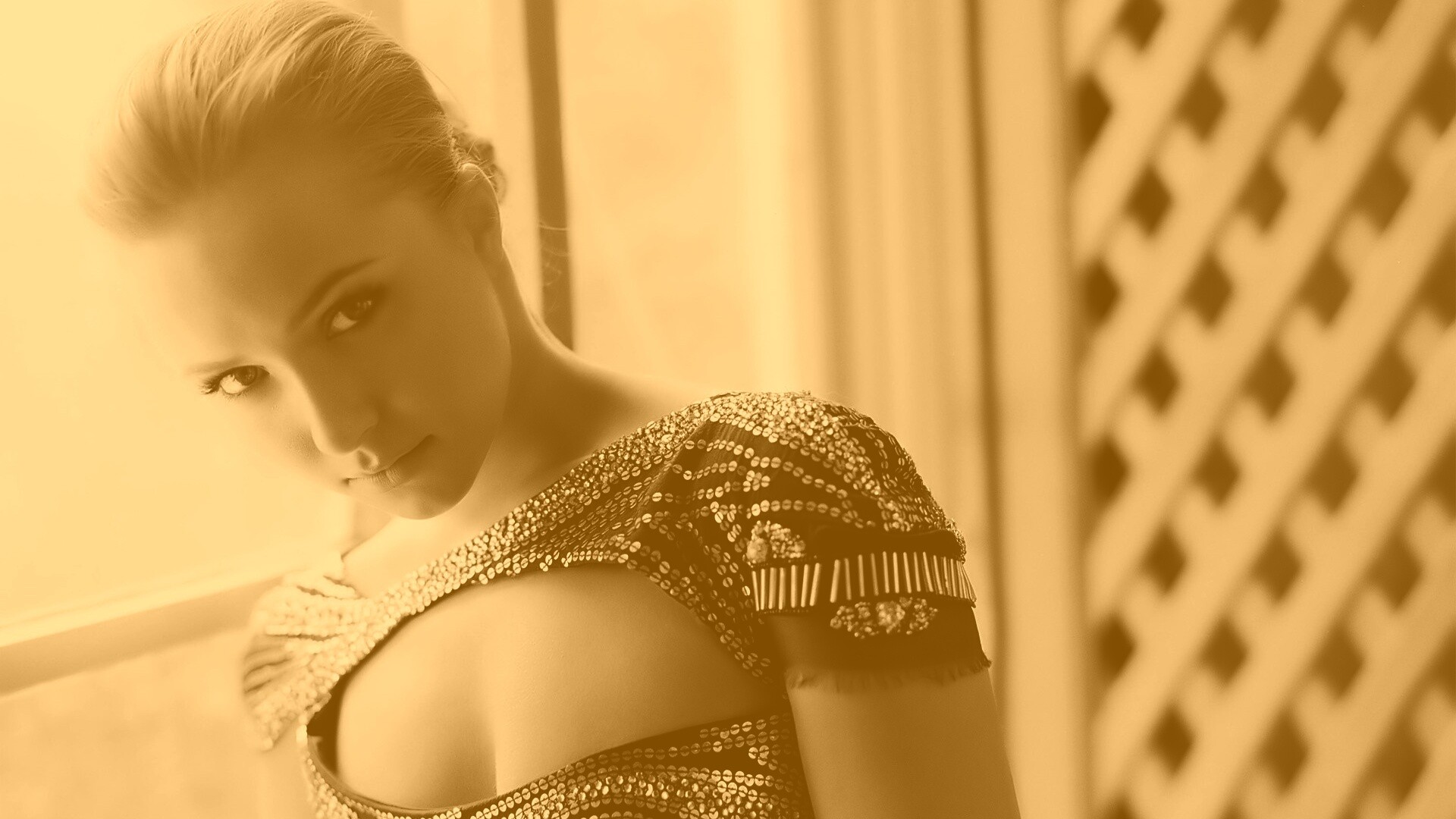 Блондинка у окна обои