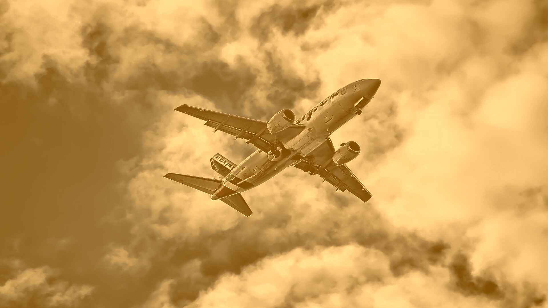 Самолет гражданской авиации в небе обои