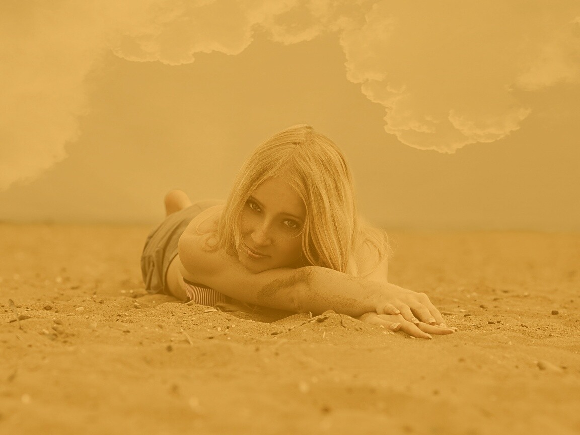 Девушка на пляже обои