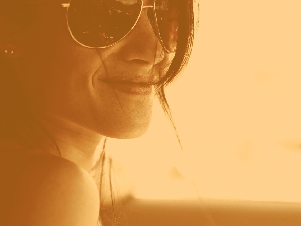 Девушка в очках обои