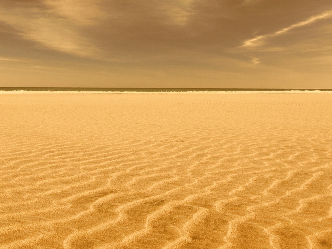 Пустыня на фоне моря обои