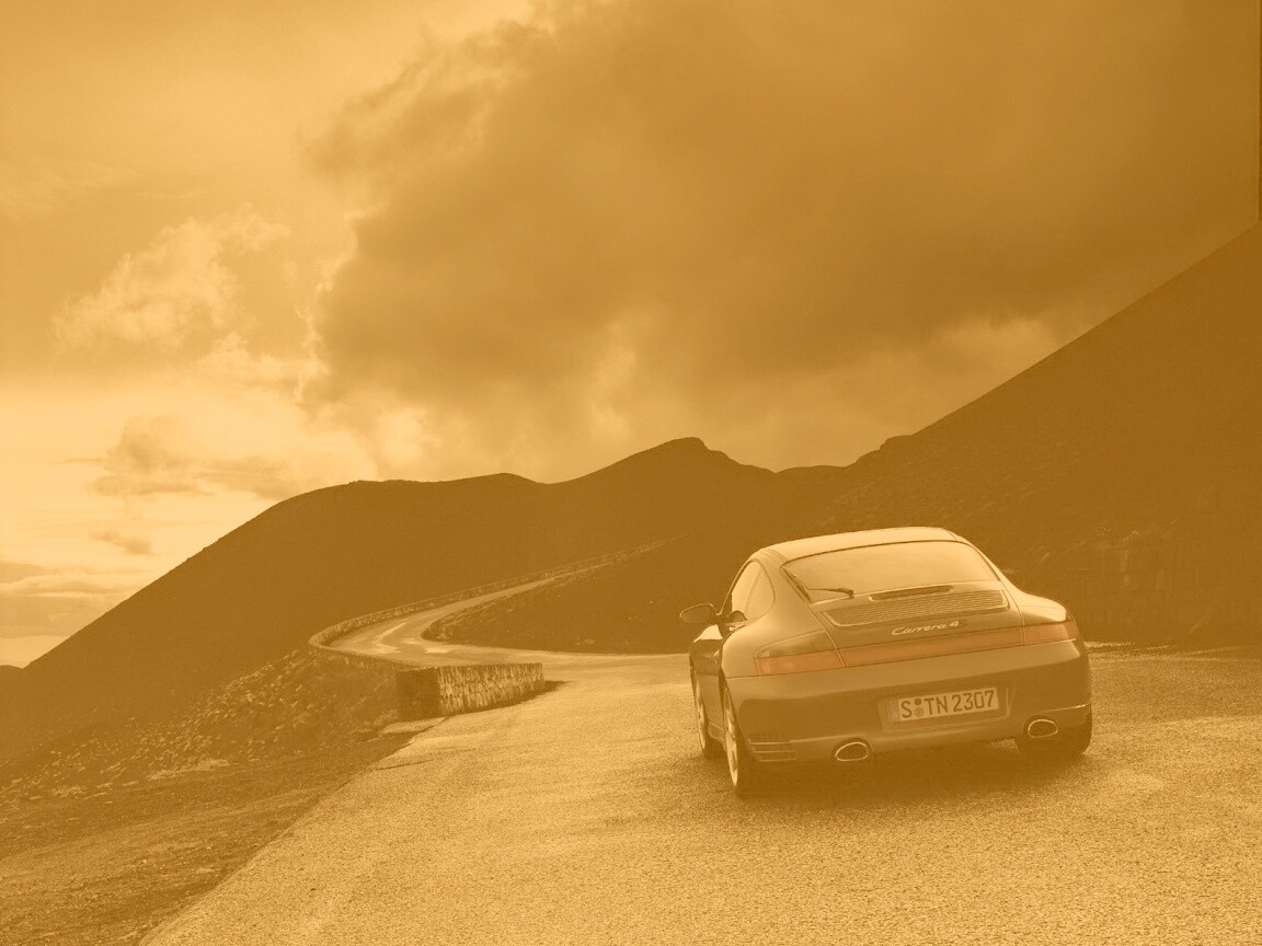 Черный Порше на горной дороге обои