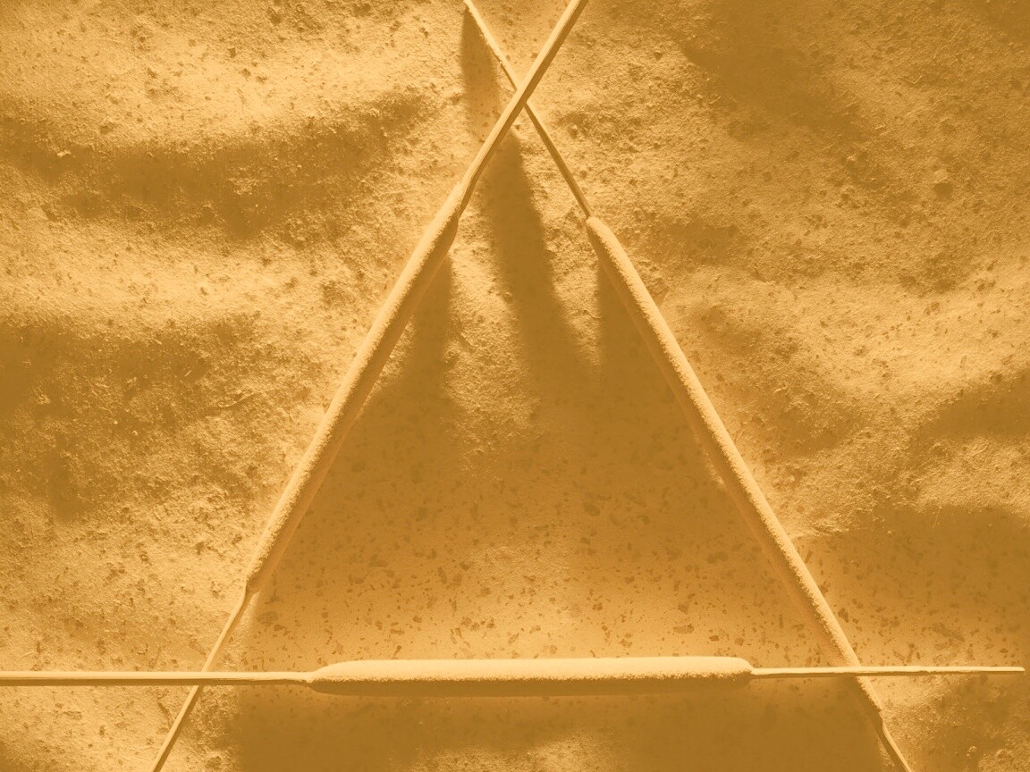 Треугольник из палочек обои