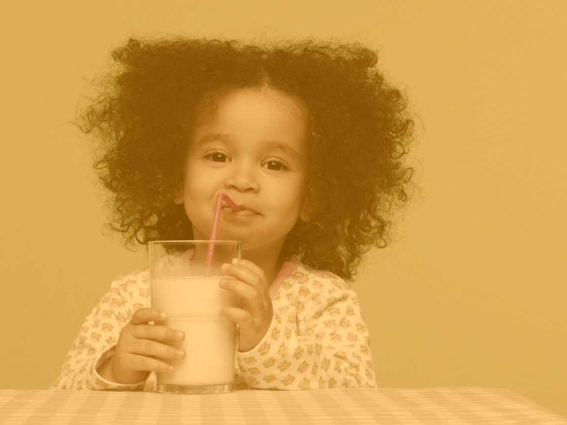 Девочка пьет молоко обои