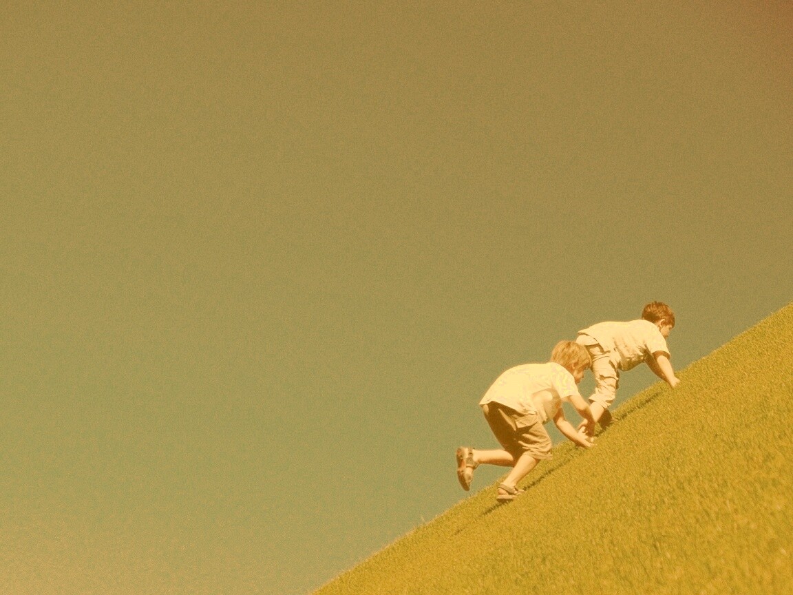 Дети взбираются в гору обои