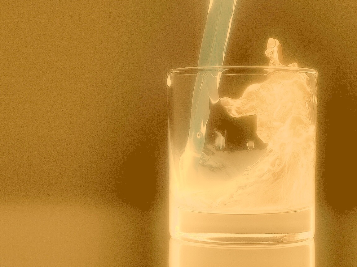 Огонь и вода в стакане обои