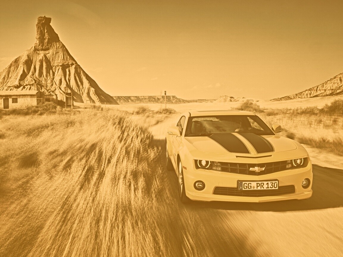 Камаро на пустынной дороге обои
