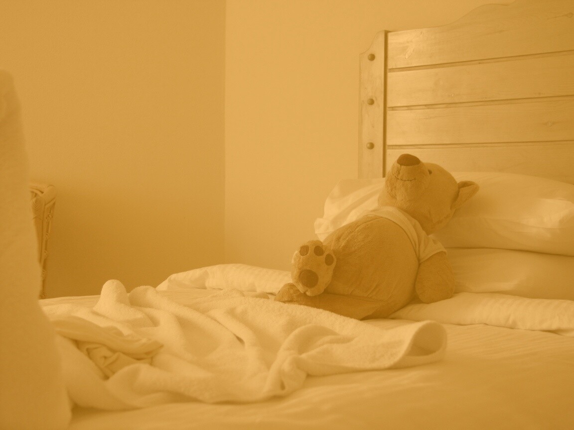 Медвежонок в постели обои