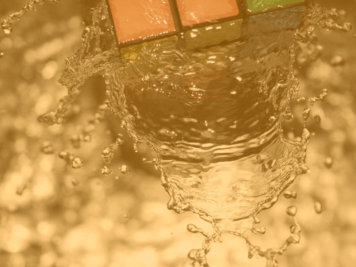 Кубик рубика в воде обои