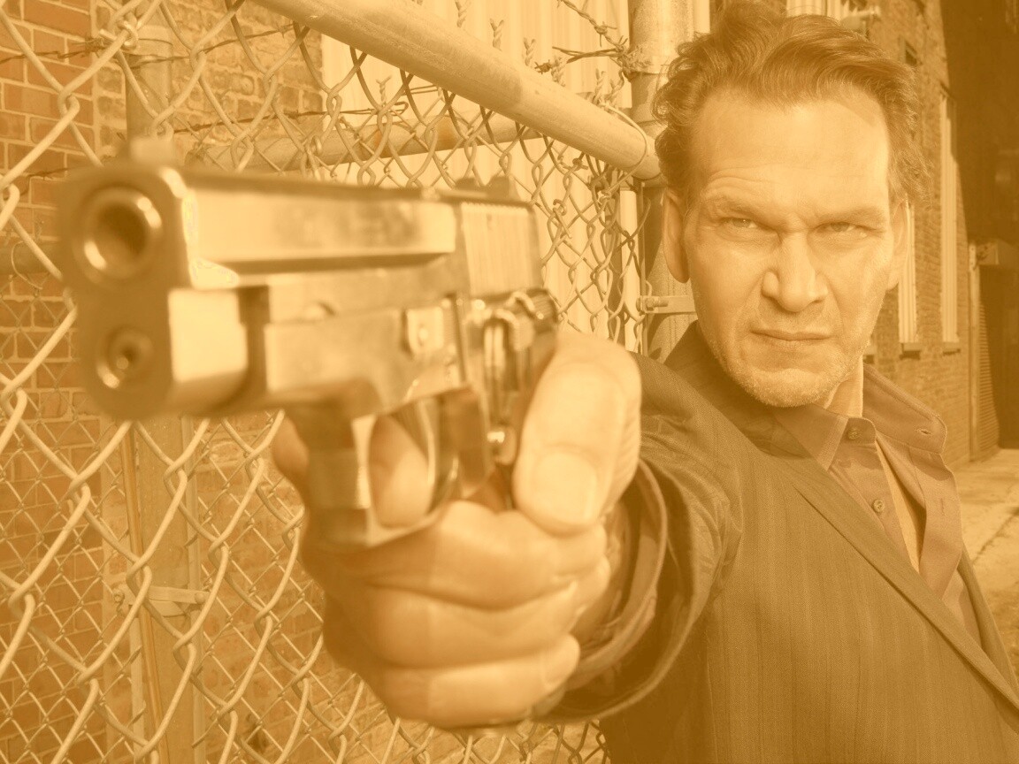 Патрик Суэйзи с пушкой обои