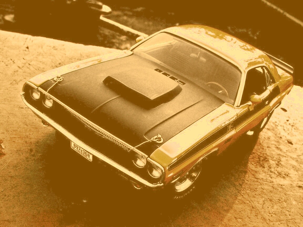 Додж на  каменистой поверхности обои