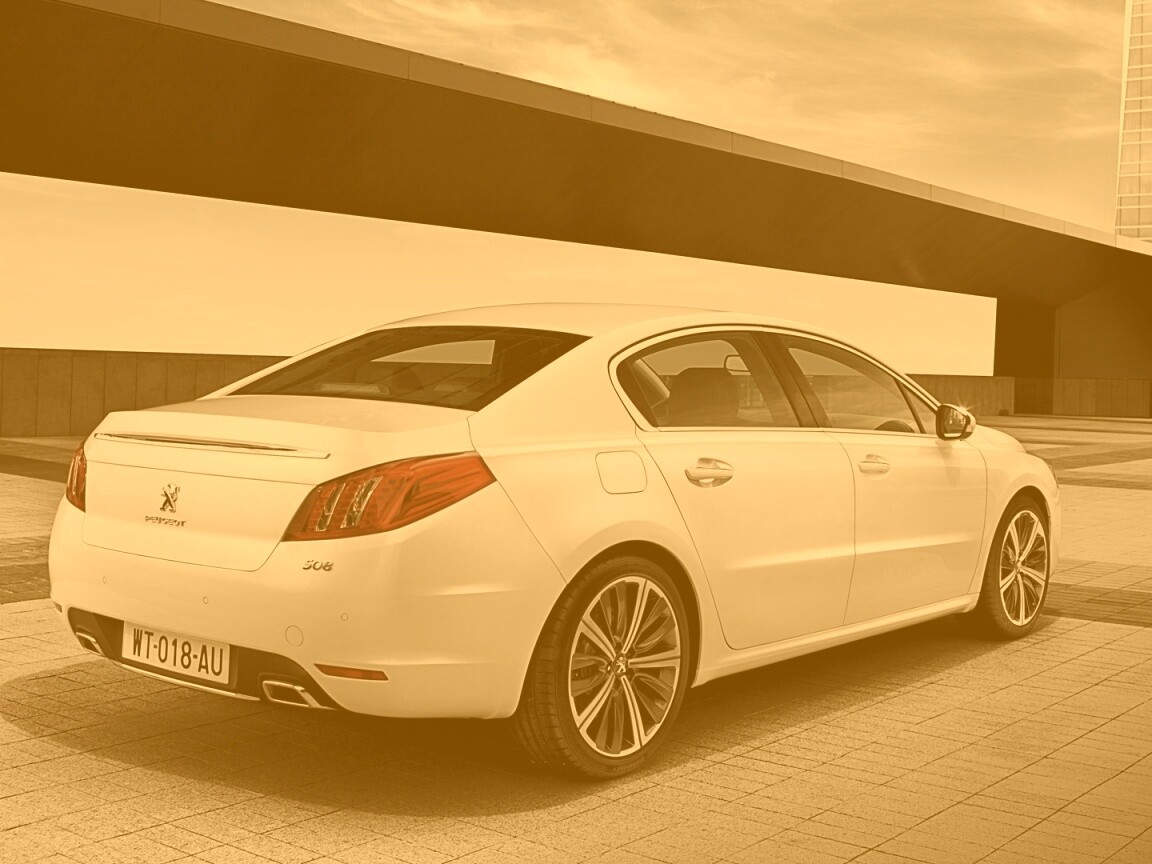 Пежо 308 на стоянке обои