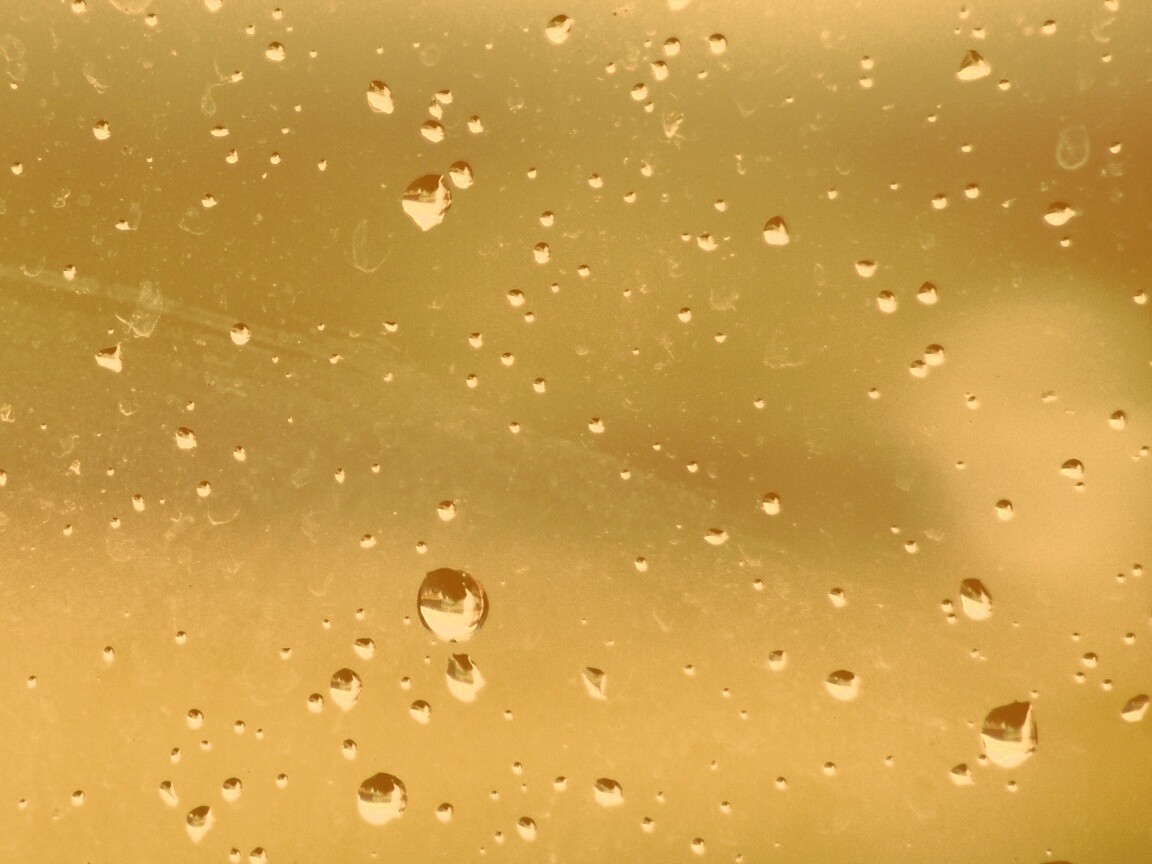 Капли на грязном стекле обои