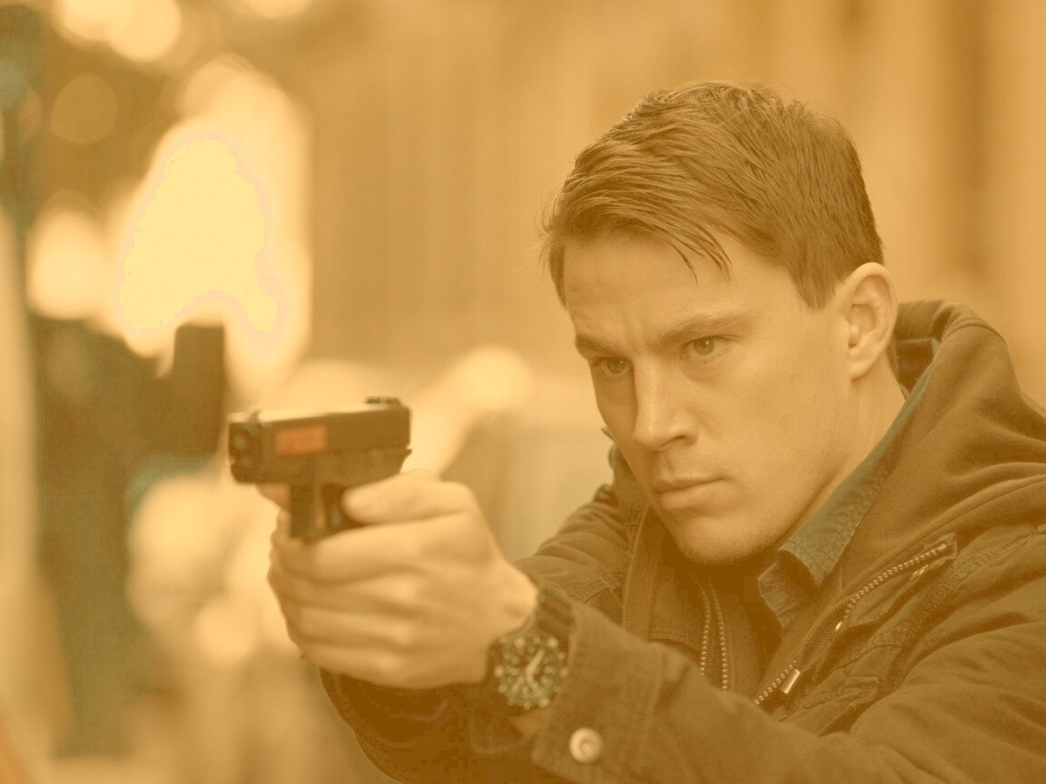 Ченнинг Татум с пистолетом обои