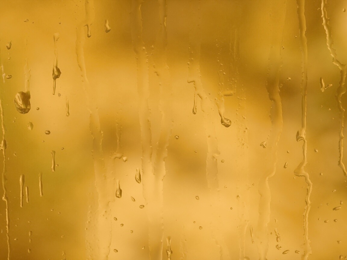 Текущая по стеклу вода обои