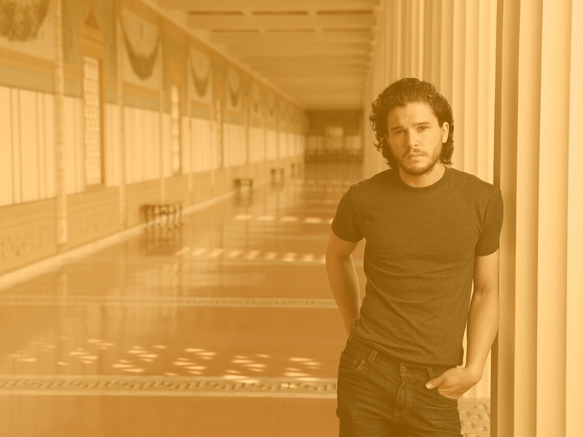 Кит Харингтон у колонны обои