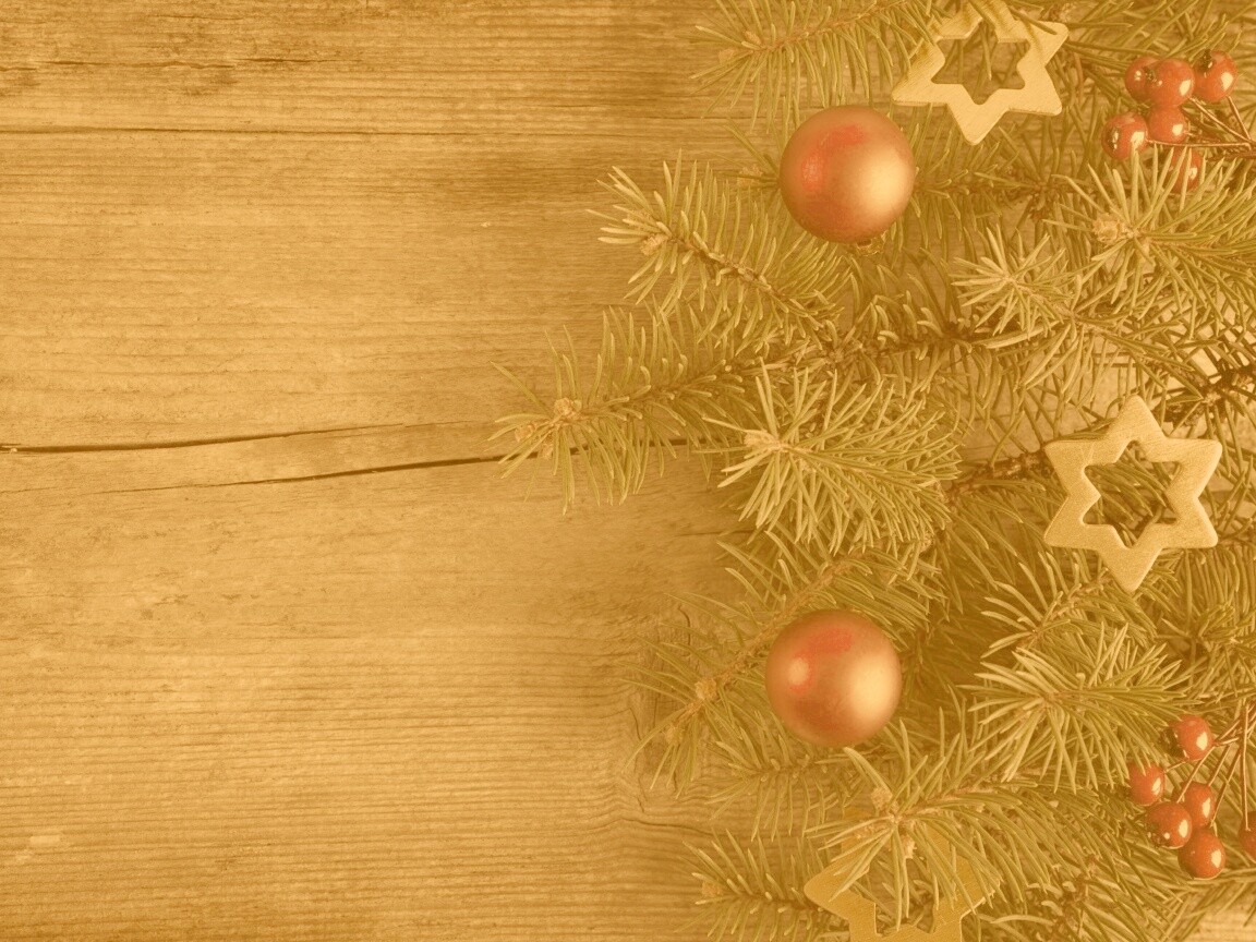 Новогодние игрушки на еловой ветке обои