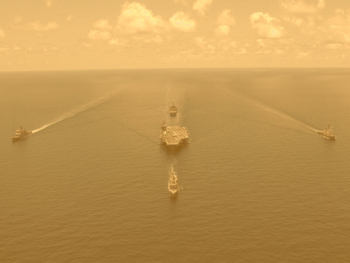 Авианосец с эскортом обои