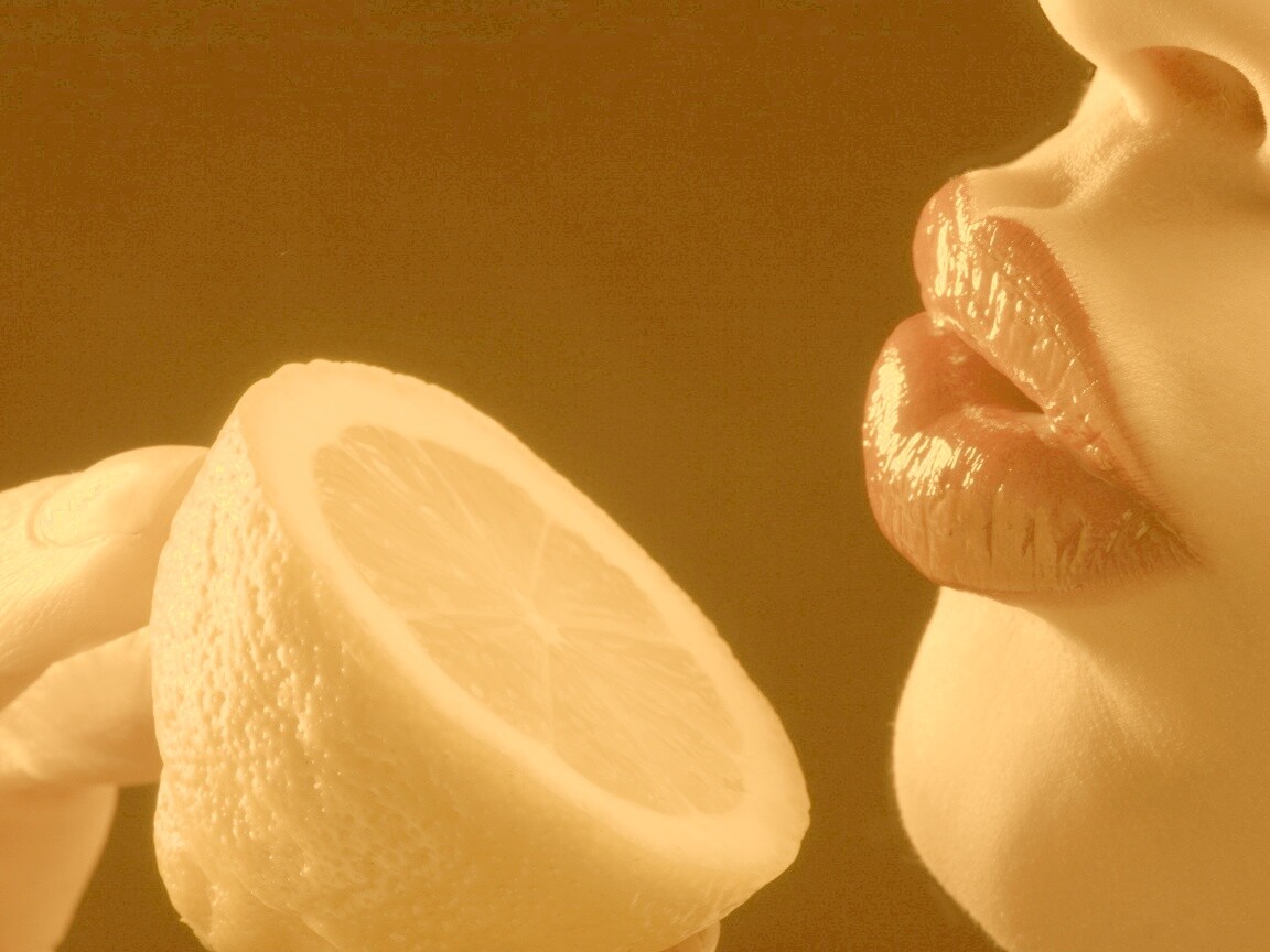 Лимон и губы обои